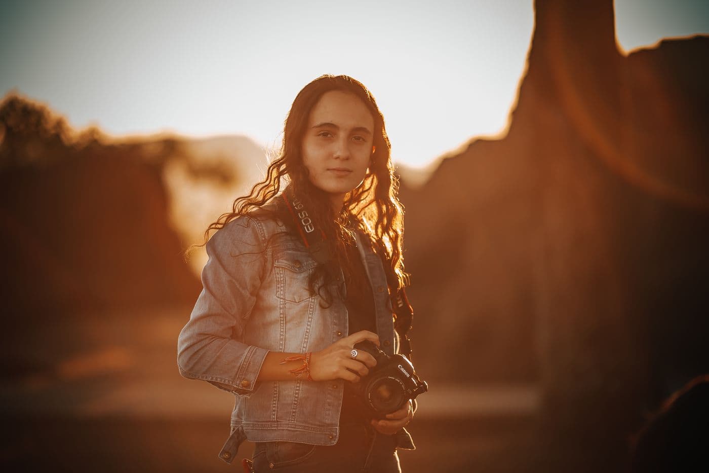 Une photographe et son appareil à la lumière dorée de fin de journée
